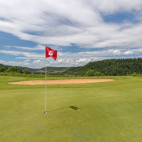 Auf dem Golfplatz Schloss Weitenburg genießen Golfer einen grandiosen Weitblick.