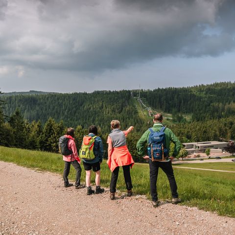 Wanderer am Ruhestein haben einen Ausblick auf das Nationalparkzentrum und die Sprungschanze.