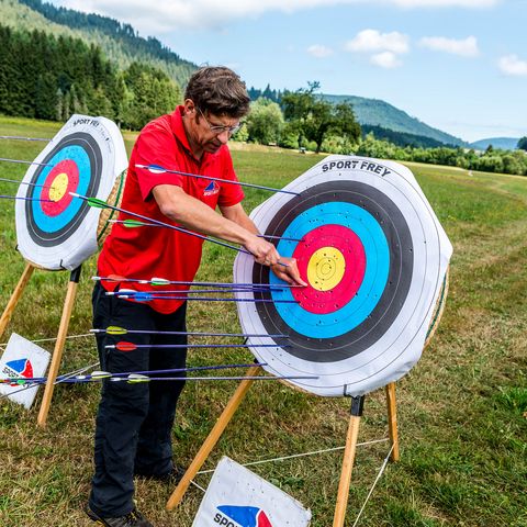 Beim Schnupperkurs im Bogenschießen mit Sport Frey zählt der Trainer die Treffer und Punkte der Teilnehmer.