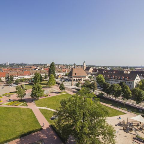 Herrlicher Blick von der Stadtkirche in Freudenstadt über den Marktplatz.