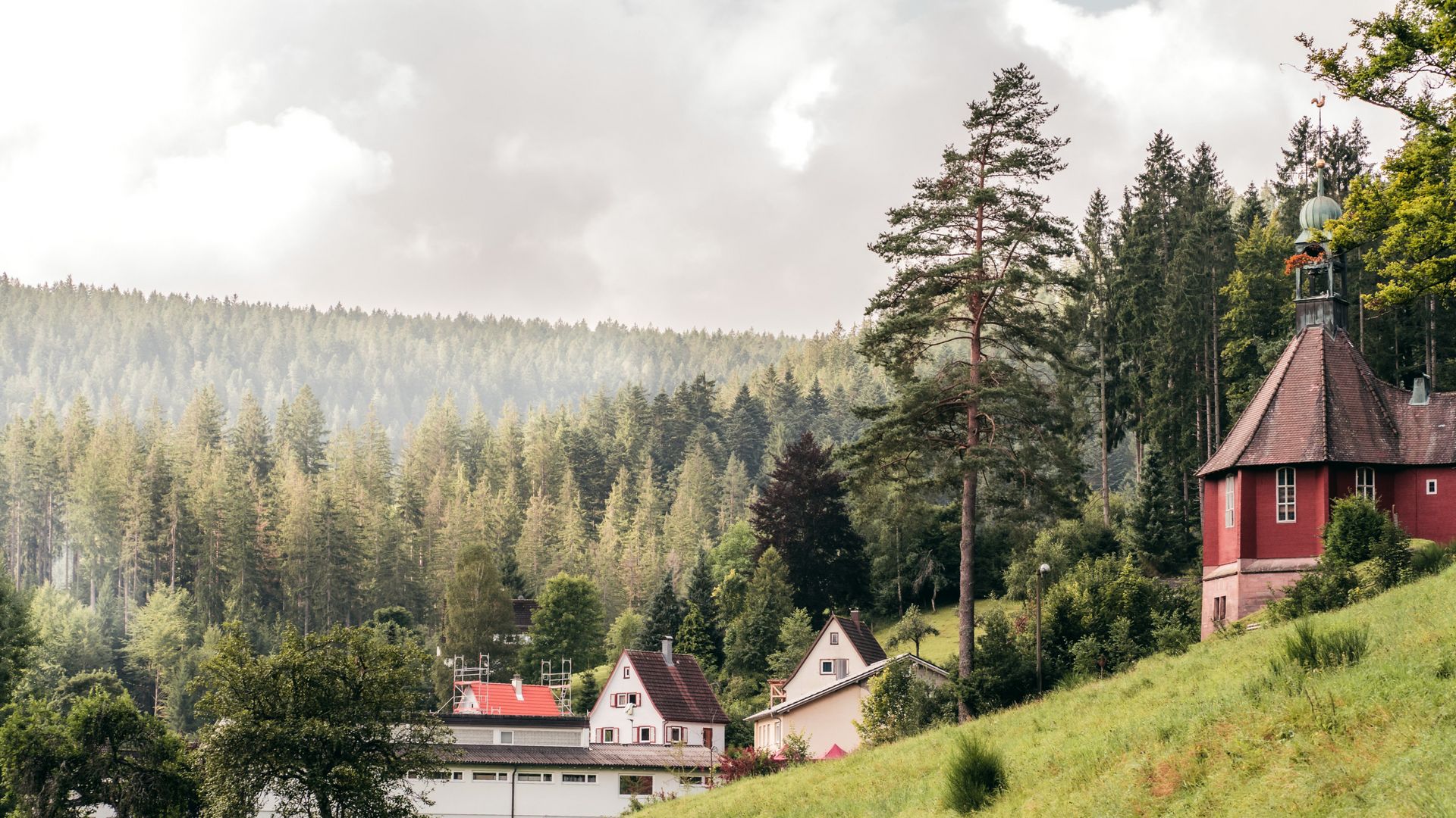 Panorama Ortsansicht Baiersbronn-Friedrichstal mit Michaelskirche. 