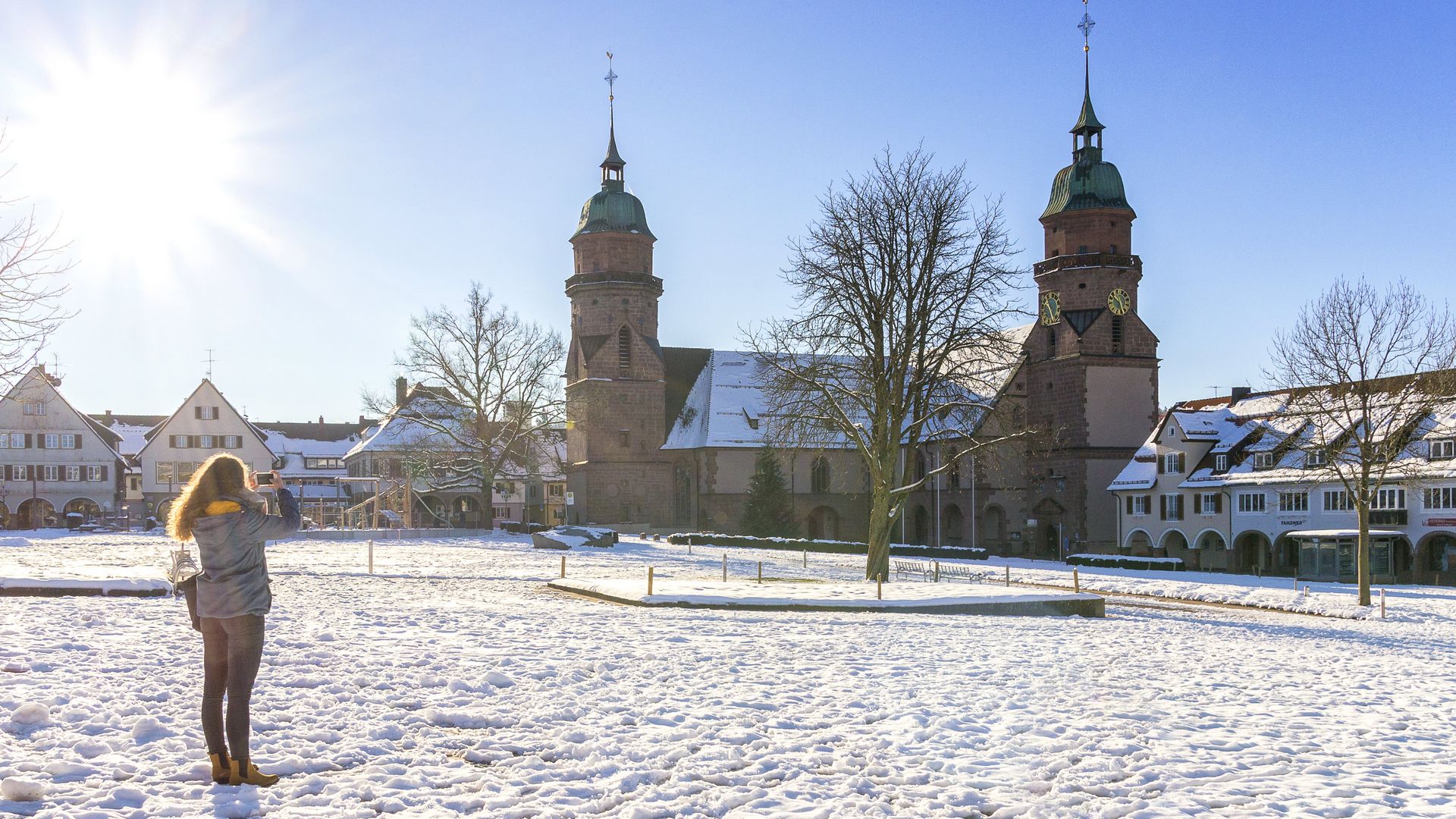 Schöner Blick vom Marktplatz auf die Stadtkirche Freudenstadt im Winter.