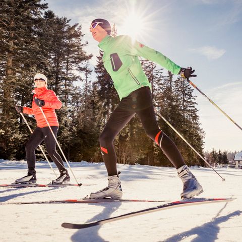 Sportler beim Langlauf und Skating im Schwarzwald. Die verschneite Winterlandschaft bei strahlendem Sonnenschein bietet beste Voraussetzung.