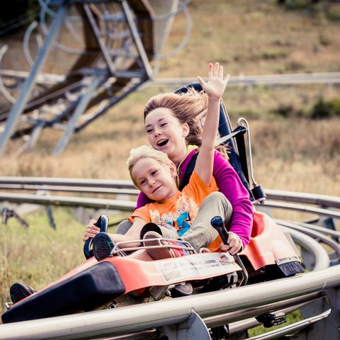 Kinder haben riesigen Spaß bei einer rasanten Abfahrt mit der Bobbahn am Mehliskopf.