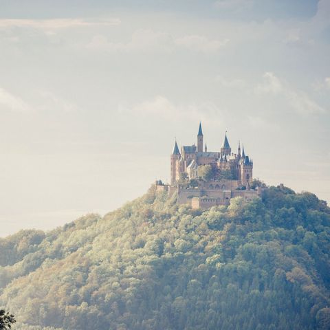 Auf dem Gipfel des Hohenzollernberg thront die weithin sichtbare Burg Hohenzollern.