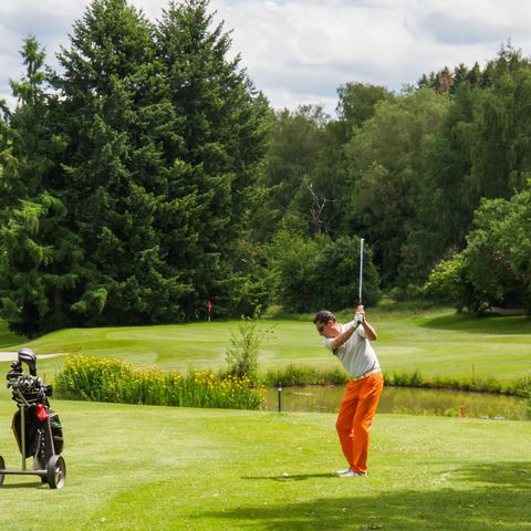 Golfer auf dem Golfplatz Freudenstadt beim schwungvollen Abschlag.