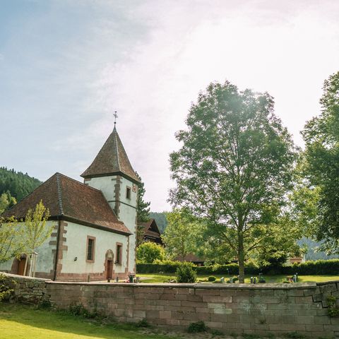 Schöner Blick auf die Petruskirche im Baiersbronner Ortsteil Heselbach.