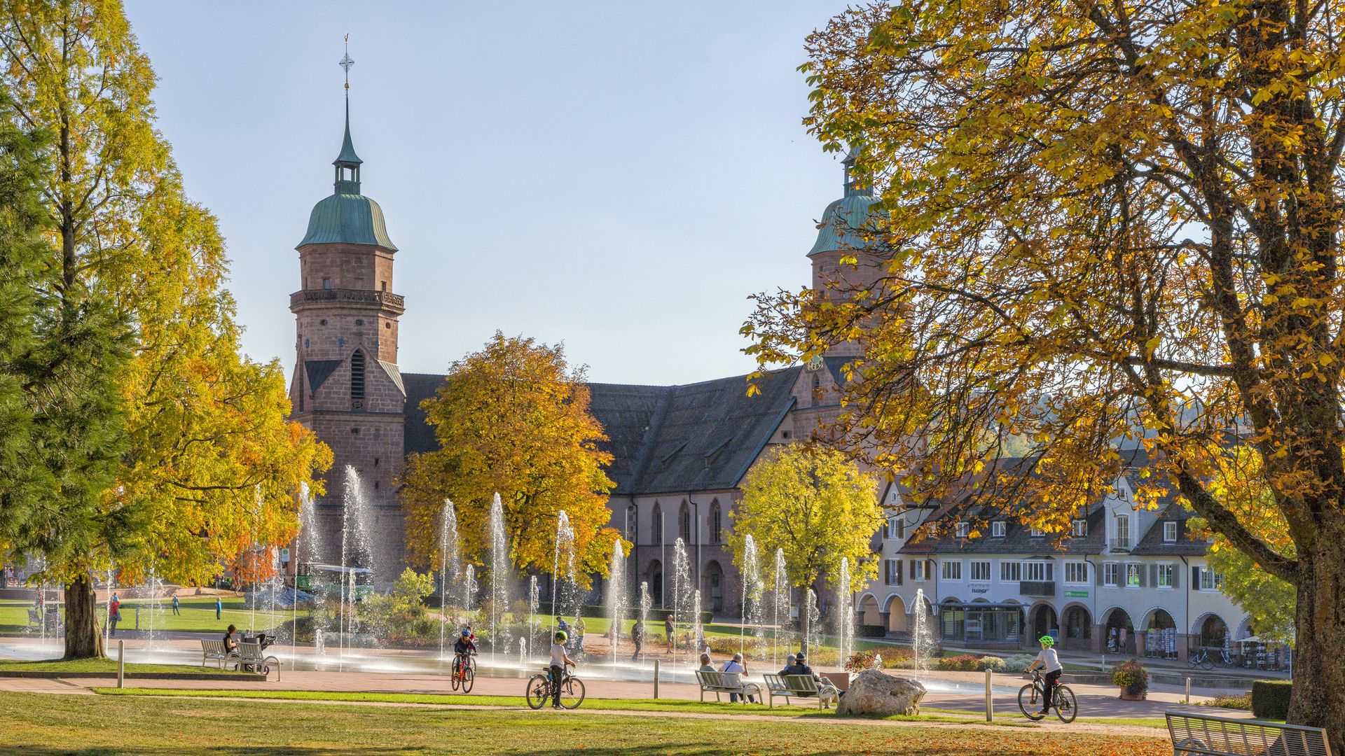 Schöner Blick über den Marktplatz Freudenstadt auf die Fontänen und die Stadtkirche im Herbst.