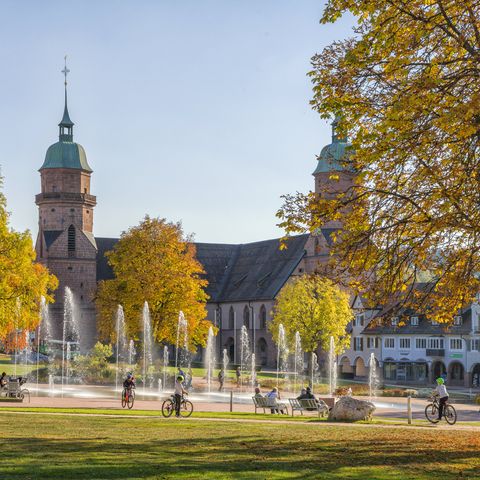 Schöner Blick über den Marktplatz Freudenstadt auf die Fontänen und die Stadtkirche im Herbst.