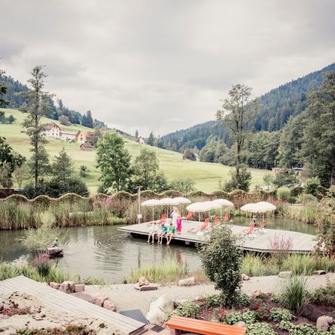 Eine Oase zum Entspannen bietet den Badegästen im Naturbad Baiersbronn Mitteltal der Steg mit Liegebereich.