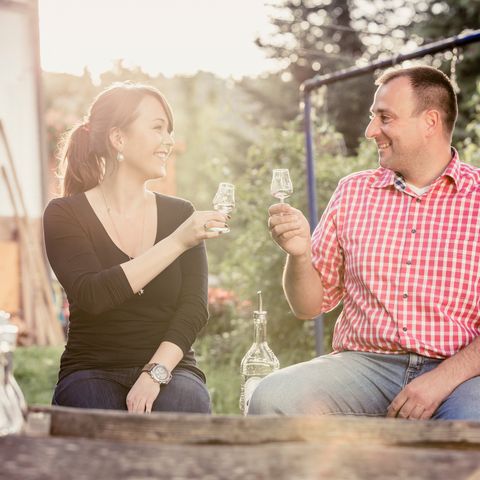 Markus Kalmbach und eine Besucherin bei der Schnapsprobe am Schnapsbrunnen seiner Schwarzwaldbrennerei. 