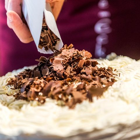 Beim Schwarzwälder Kirschtorten Kurs in Baiersbronn wird reichlich Schokolade auf der Torte verteilt. 