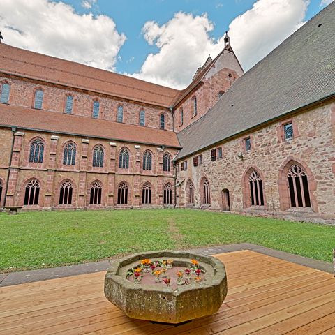 Der Klosterinnenhof der ehemaligen Benediktinerabtei im Kloster Alpirsbach.