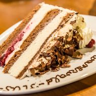 Beim Schwarzwälder Kirschtorten Kurs in Baiersbronn erhalten die Teilnehmer ein Stück der frisch zubereiteten Torte zum probieren.