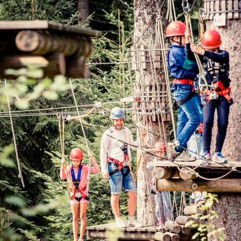 Spaßfaktor und Adrenalin pur bei allen Teilnehmern, die den Hochseilgarten bezwingen. Zur Sicherheit trägt natürlich die entsprechende Schutzausrüstung bei. 