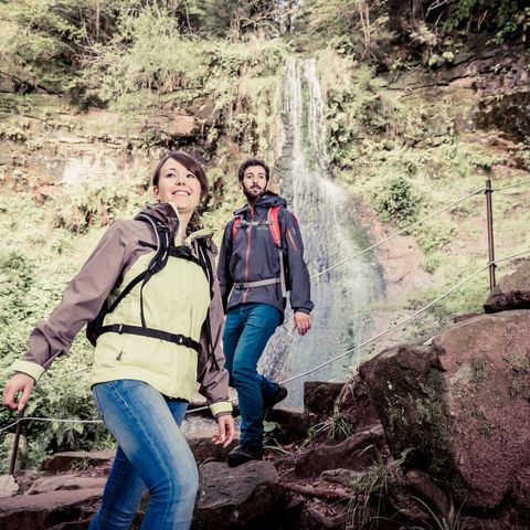 Junges Pärchen während einer Wanderung beim Sankenbachwasserfall. 