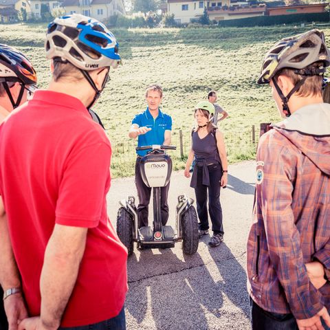 Zu Beginn der Segway Tour bekommt die ganze Gruppe bei der Schwarzwaldidylle eine vollständige Einweisung in die Handhabung der Segways. 